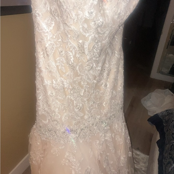 "Elegant 2016 Wedding Dress for Sale – Perfect Condition!" - Picture 5 of 8